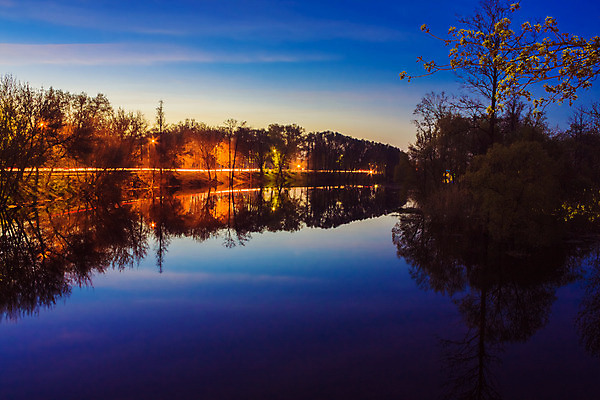 포토 JPG 해외이미지 나무 계절 호수 여행 자국 자연 하늘 파노라마 풍경 사람없음 야외 물 여름 파란색 빛 강 반사 노란색 평화 환경 침묵 황혼 봄 거울 시골 연못 야간 저녁 숲 강가 땅 장면 지역 수평선 해외202004 해외포토 자연요소 식물 컬러 컨셉 촬영기법 소리 일몰 생태계 파일형식 이미지허브