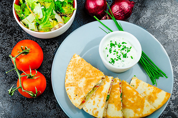 포토 JPG 해외이미지 접시 음식 토마토 채소 고추 탁자 치즈 파슬리 샌드위치 건강 육류 옥수수 요리 사람없음 가로 빨간색 초록색 식당 식사 저녁식사 치킨 샐러드 덮개 흰색 신선 그릴 허브 크림 향신료 준비 매움 후추 점심식사 바이오 살사댄스 해외202004 해외포토 식물 식기 컬러 가구 식재료 주방용품 유제품 곡류 상점 뚜껑 춤 맛 닭고기요리 향미료 파일형식 이미지허브