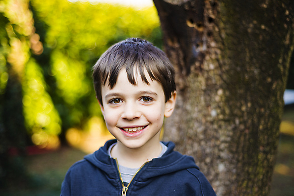 포토 JPG 해외이미지 백인 라이프스타일 응시 남자 행복 얼굴 어린이 겨울 한명 사람 소년 야외 정원 유치원 기쁨 흰색 표현 연도 긍정 7 고립 옛날 해외202004 해외포토 서양인 1 시선 계절 교육 감정 컬러 컨셉 생활 신체부위 숫자 파일형식 이미지허브