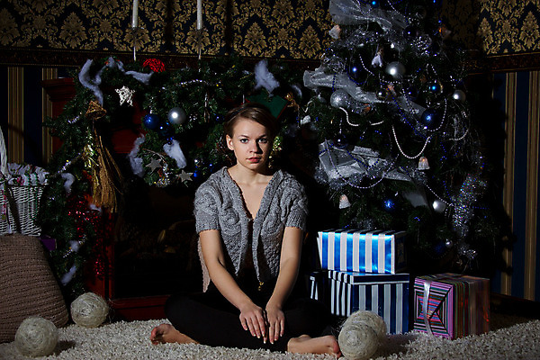 포토 JPG 해외이미지 나무 여자 행복 감정 얼굴 백그라운드 크리스마스 겨울 신체 공 휴가 주택 기념 선물 한명 웃음 사람 장식 10대 빨간색 초록색 파란색 상자 금발 놀람 카펫 흰색 12월 스웨터 니트 해외202004 해외포토 식물 1 헤어스타일 계절 기념일 컬러 상의 청소년 표정 건물 신체부위 날짜 파일형식 이미지허브