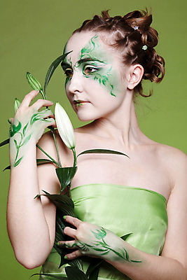 포토 JPG 해외이미지 백인 응시 여자 컨셉 잎 무늬 요정 실내 무표정 한명 상반신 성인 앞모습 잡기 바디페인팅 페이스페인팅 성인여자한명만 초록배경 해외202004 해외포토 서양인 식물 1 시선 감정 뷰포인트 백그라운드 모션 표정 사람 내부 초록색 여자한명만 성인여자만 파일형식 이미지허브