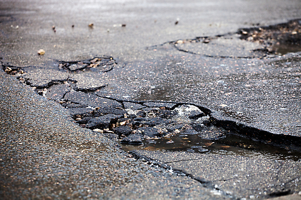포토 JPG 해외이미지 도로 겨울 포장 날씨 거리 사람없음 물 검은색 어둠 손상 회색 젖음 도시 구멍 거친 고속도로 보행로 균열 수리 황폐 위험 묘사 웅덩이 문제 다리찢기 골절 깨짐 단절 방법 썩음 옛날 콘크리트 해외202004 해외포토 자연요소 계절 길 컬러 컨셉 의학 교통시설 모션 파일형식 이미지허브