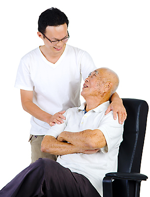 포토 JPG 해외이미지 라이프스타일 응시 할아버지 남자 행복 아들 40대 통신 가족 관계 함께함 실내 말하기 대화 사랑 미소 동양인 성인 두명 사무실 중국 표현 주름 아빠 보호 토론 은퇴 70대 세대 보험 해외202004 해외포토 시선 노년 감정 아시아 중년 컨셉 비즈니스 모션 표정 사람 인종 내부 생활 파일형식 이미지허브