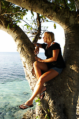 포토 JPG 해외이미지 나무 1 응시 계절 여자 행복 바다 여행 신체 자연 휴가 휴식 따뜻함 액자틀 한명 앉기 성인 야외 세로 물 파란색 맑음 흰색 관찰 선탠 파라다이스 혼자 수평선 해외202004 해외포토 자연요소 식물 시선 감정 컬러 액자 컨셉 모션 날씨 틀 사람 생태계 파일형식 이미지허브