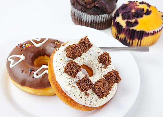 포토 JPG 해외이미지 접시 음식 분홍색 디저트 사람없음 갈색 케이크 초콜릿 얼음 침묵 빵집 튀김 흰색 대접 원형 닫기 도넛 달콤 맛 아침식사 폐기물 가루 설탕 굽기 먹기 칼로리 고립 페스츄리 해외202004 해외포토 자연요소 도형 식기 빵 컬러 컨셉 모션 상점 식사 소리 쓰레기 구이 파일형식 이미지허브