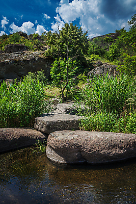 포토 JPG 해외이미지 나무 식물 공원 유럽 호수 여행 백그라운드 자연 하늘 산 풍경 사람없음 야외 물 여름 파란색 강 태양 환경 골짜기 계곡 바위 시골 틈 큼 돌산 발굴 언덕 호기심 우크라이나 지질학 채석 화강암 해외202004 해외포토 자연요소 계절 공공시설 교육 감정 나라 컬러 컨셉 암석 돌_바위 크기 생태계 파일형식 이미지허브