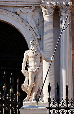 포토 JPG 해외이미지 조각 건축양식 휴가 사람없음 조각상 이탈리아 재산 대리석 베네치아 신화 르네상스 해왕성 해외202004 해외포토 건축 유럽 재료 금융 조형물 행성 파일형식 이미지허브