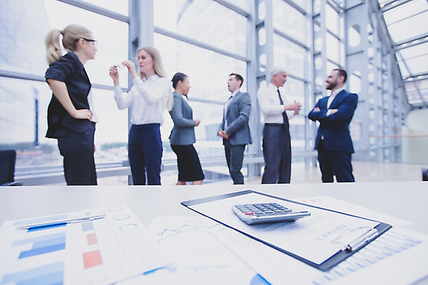 포토 JPG 해외이미지 직업 남자 종이 비즈니스 통신 통계 탁자 성공 회의 그래프 협력 설계 직장 대화 사람 여러명 금융 컴퓨터 사무실 자료 계산기 성장 업무 작업 그룹 결과 계획 토론 분석 보고서 경영자 문서 투자 진행 경영 마케팅 수입 경제학 브레인스토밍 해외202004 해외포토 교육 가구 다수 컨셉 회사 문구용품 말하기 경제 전자제품 장비 리더 파일형식 이미지허브