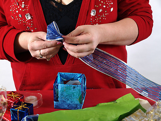 포토 JPG 해외이미지 계절 여자 리본 크리스마스 휴가 관리 선물 사람없음 빨간색 초록색 파란색 놀람 흰색 생일 활 테이프 포장소품 해외202004 해외포토 기념일 감정 컬러 포장 문구용품 표정 사람 오브젝트 포장재료 파일형식 이미지허브