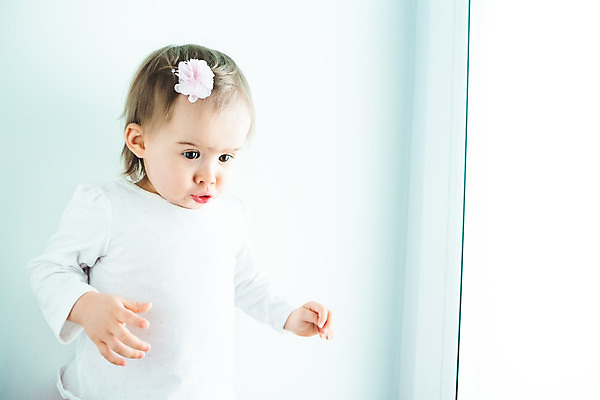 포토 JPG 해외이미지 백인 꽃 행복 얼굴 어린이 벽 분홍색 백그라운드 건강 한명 갈색 머리 카메라 우주 성장 표현 아기 악단 치아 큼 클립 반대 개발 해외202004 해외포토 서양인 식물 1 감정 음악 컬러 사람 신체부위 전자제품 소화기관 크기 파일형식 이미지허브