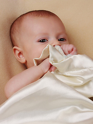 포토 JPG 해외이미지 1 응시 한명 사람 흰색 아기 담요 싱글 해외202004 해외포토 시선 컬러 파일형식 이미지허브