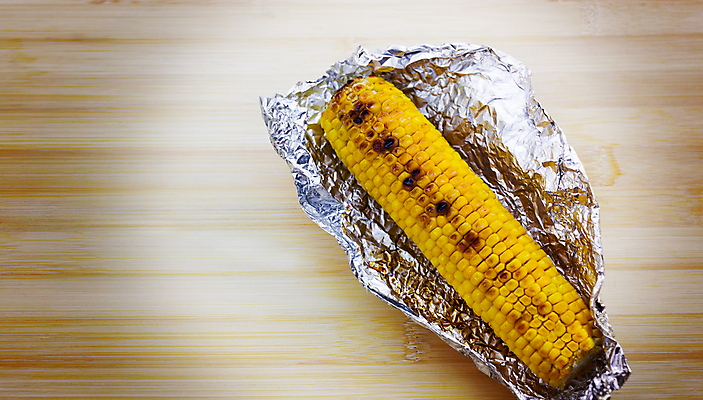 포토 JPG 해외이미지 음식 백그라운드 탁자 건강 옥수수 사람없음 목재 초록색 여름 컬러풀 갈색 노란색 신선 뜨거움 황금 달콤 맛 그릴 바비큐 먹기 은박지 내추럴 해외202004 해외포토 나무 계절 컬러 가구 컨셉 재료 모션 주방용품 곡류 파일형식 이미지허브