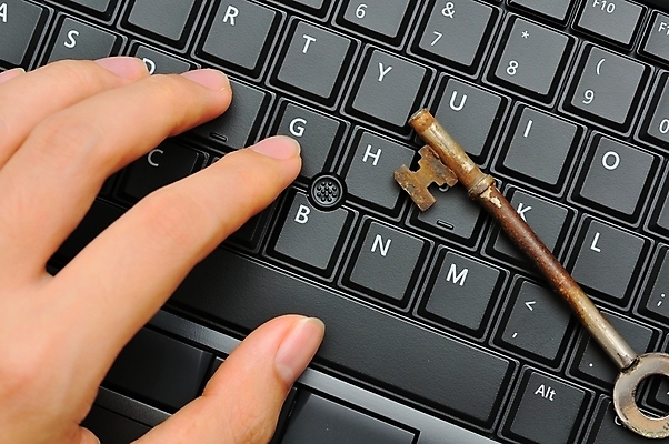 포토 JPG 해외이미지 라이프스타일 손 남자 컨셉 신체 비즈니스 부분 손가락 열쇠 새로움 안전 사람없음 컴퓨터 사무실 금속 디지털 검은색 공책 자료 장비 정보 골동품 타이핑 업무 작업 오픈 보호 절도 왼쪽 부식 잠금 보안 바쁨 언론 타입 놋쇠 사생활 옛날 해외202004 해외포토 컬러 재질 문구용품 사람 생활 신체부위 전자제품 범죄 방향 파일형식 이미지허브