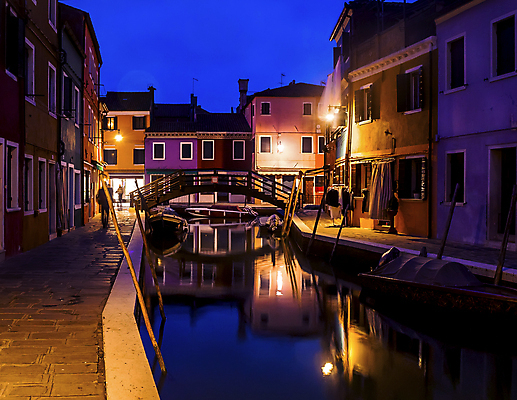 포토 JPG 해외이미지 전통 유럽 바다 여행 건축양식 하늘 휴가 거리 주택 사람 사람없음 야외 건물 물 파란색 강 도시풍경 여행객 황혼 일몰 새벽 도시 보트 중세 역사 저녁 베네치아 타운 빛망울 옛날 채널 유흥 해외202004 해외포토 자연요소 건축물 건축 나라 컬러 배_교통 풍경 빛 노을 이탈리아 야간 파일형식 이미지허브