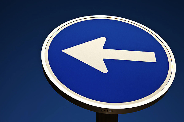 포토 JPG 해외이미지 유럽 도로 교통시설 하늘 화살 사람없음 파란색 운전 정보 흰색 원형 왼쪽 사인 도로표지판 해외202004 해외포토 도형 나라 길 컬러 교통 모션 표지판 방향 시설 파일형식 이미지허브