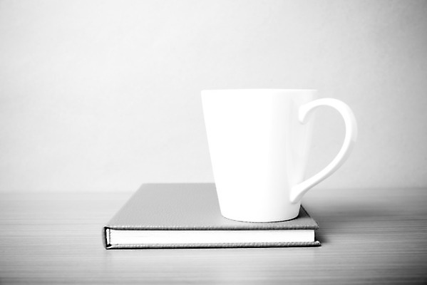 포토 JPG 해외이미지 전통 라이프스타일 커피 음료 자연 탁자 아침 휴가 사람없음 야외 목재 장식 책 컵 우주 검은색 성경 카페 머그컵 수확 뜨거움 아침식사 읽기 책상 질감 복고 머리위 에스프레소 내추럴 고립 단절 옛날 카페인 해외202004 해외포토 주간 나무 식기 컬러 가구 농업 재료 종교용품 모션 생활 상점 식사 생태계 파일형식 이미지허브