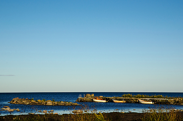 포토 JPG 해외이미지 전통 섬 여행 자연 휴가 스웨덴 풍경 사람없음 물 파란색 항구 흰색 보트 저녁 함선 암초 발트해 해외202004 해외포토 자연요소 바다 컬러 배_교통 교통시설 북유럽 야간 생태계 파일형식 이미지허브