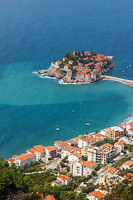 포토 JPG 해외이미지 바다 섬 여행 백그라운드 오렌지 건축양식 자연 하늘 지붕 휴가 휴식 주택 풍경 해변 사람없음 야외 건물 물 여름 파란색 모래사장 여행객 맑음 만 보트 역사 재산 고급 지중해 빌라 몬테네그로 파라다이스 해외202004 해외포토 자연요소 건축물 계절 건축 컬러 컨셉 배_교통 과일 날씨 사람 금융 생태계 파일형식 이미지허브