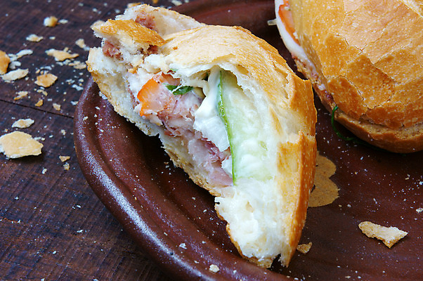 포토 JPG 해외이미지 접시 문화 음식 빵 조각 백그라운드 잎 채소 치즈 거리 패스트푸드 샌드위치 육류 돼지고기 요리 사람없음 가로 식사 당근 소시지 아침식사 바게트 강의 베트남 파 길거리음식 인기 해외202004 해외포토 식물 식기 식재료 유제품 뿌리채소 동남아시아 가공식품 인스턴트 파일형식 이미지허브