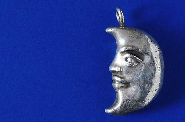 포토 JPG 해외이미지 모양 디자인 별 얼굴 백그라운드 일러스트 노래 하늘 추상 사람없음 그래픽 장식 금속 희망 달 은색 야간 초승달 심볼 오브젝트 공상 수공예 고립 부적 핸드메이드 해외202004 해외포토 자연요소 감정 음악 컬러 무늬 재질 신체부위 공예 파일형식 이미지허브