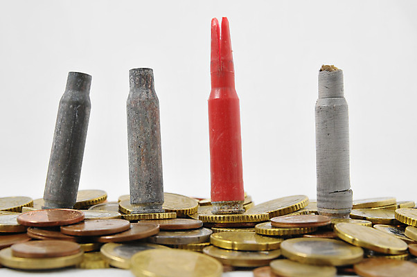 포토 JPG 해외이미지 무기 백그라운드 컨셉 지폐 돈 아이디어 사람없음 금융 빛 울타리 달러 동전 장비 유로 껍질 흰색 위험 군용 전쟁 롤 총알 고립 해외202004 해외포토 컬러 군대 경제 담장 재산 파일형식 이미지허브