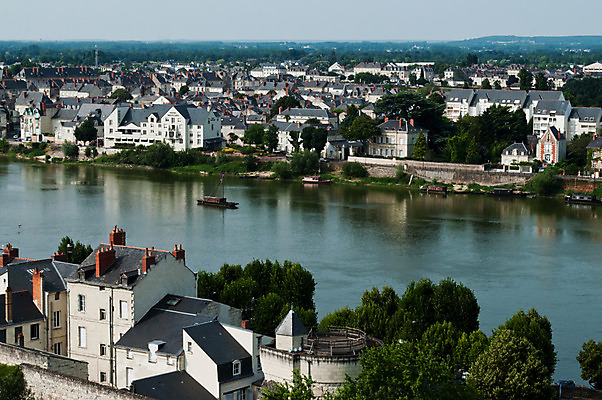 포토 JPG 해외이미지 전통 외관 유럽 문화 여행 건축양식 주택 사람없음 야외 건물 강 세계 태양 반사 와인 계곡 궁전 프랑스 역사 재산 포도밭 포도나무 타운 프랑스어 옛날 해외202004 해외포토 자연요소 문자 건축물 건축 나라 고건축 밭 주류 금융 도시 과일나무 파일형식 이미지허브