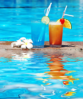 포토 JPG 해외이미지 주간 수영장 사람없음 야외 반사 칵테일 체리 라임 플루메리아 두잔 해외202004 해외포토 자연요소 꽃 2 과일 주류 파일형식 이미지허브