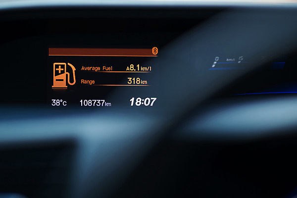포토 JPG 해외이미지 손 남자 도로 컨셉 가이드 자동차 미래 사람없음 내부 전자제품 빛 컴퓨터 달리기 디지털 스크린 모니터 운전 기구 판넬 운전사 방향 스마트 측정 속도 시스템 모터 혁명 계기판 루트 자동 제어 터치스크린 인터랙티브 해외202004 해외포토 직업 길 육상교통 교통시설 모션 사람 신체부위 파일형식 이미지허브
