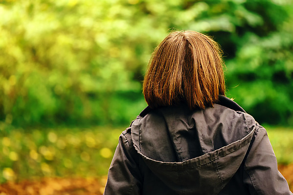 포토 JPG 해외이미지 나무 백인 라이프스타일 계절 공원 여자 컨셉 생각 모션 청소년 자연 아침 날씨 한명 사람 풍경 야외 뒷모습 환경 산책 자유 코트 가을 시골 숲 신비 11월 10월 진짜 해외202004 해외포토 주간 서양인 식물 1 공공시설 뷰포인트 휴식 생활 외투 날짜 생태계 파일형식 이미지허브