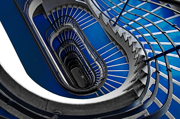 포토 JPG 해외이미지 모양 디자인 백그라운드 비즈니스 건축양식 추상 실내 나선형 사람없음 내부 건물 파란색 사무실 계단 어둠 도시 오르기 단계 깊이 방법 해외202004 해외포토 건축물 건축 컬러 무늬 모션 파일형식 이미지허브