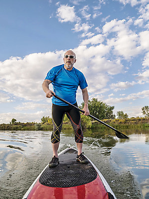 포토 JPG 해외이미지 남자 호수 스포츠 건강 한명 성인 야외 빨간색 세로 물 여름 파란색 서핑 대머리 콜로라도 해외202004 해외포토 자연요소 1 헤어스타일 계절 컬러 사람 미국 수상스포츠 파일형식 이미지허브