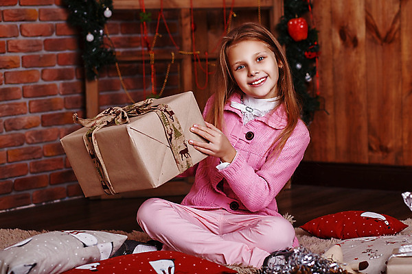 포토 JPG 해외이미지 백인 계절 여자 행복 얼굴 어린이 크리스마스 겨울 가족 휴가 새로움 주택 기념 선물 사랑 한명 사람 장식 상자 산타클로스 파티 축제 놀람 기쁨 축하 인사 잡기 우아함 예측 12월 연도 주기 단아함 해외202004 해외포토 서양인 1 기념일 감정 컨셉 관계 모션 표정 이벤트 건물 신체부위 예절 날짜 파일형식 이미지허브