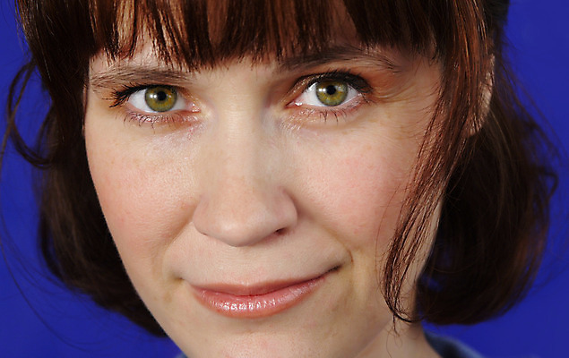 포토 JPG 해외이미지 여자 행복 얼굴 한명 사람 성인 파란색 표현 닫기 적갈색 해외202004 해외포토 1 감정 컬러 모션 신체부위 갈색 파일형식 이미지허브