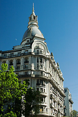 포토 JPG 해외이미지 나무 로우앵글 건축양식 하늘 사람없음 야외 건물 세로 관광지 컬러풀 남아메리카 역사 도심 라틴아메리카 묘사 과거 아르헨티나 부에노스아이레스 해외202004 해외포토 식물 건축물 건축 뷰포인트 컬러 여행 컨셉 아메리카 도시 파일형식 이미지허브