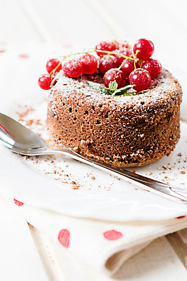 포토 JPG 해외이미지 접시 열매 음식 조각 백그라운드 과일 재료 딸기 디저트 요리 사람없음 목재 빨간색 갈색 케이크 식당 초콜릿 식사 흰색 대접 뜨거움 클래식 달콤 가루 설탕 굽기 크림 시럽 용암 아몬드 레시피 푸딩 프랑스어 폭식 건포도 브라우니 전문 페스츄리 핸드메이드 해외202004 해외포토 나무 식물 문자 식기 빵 컬러 컨셉 포도 상점 견과류 맛 구이 건과일 파일형식 이미지허브