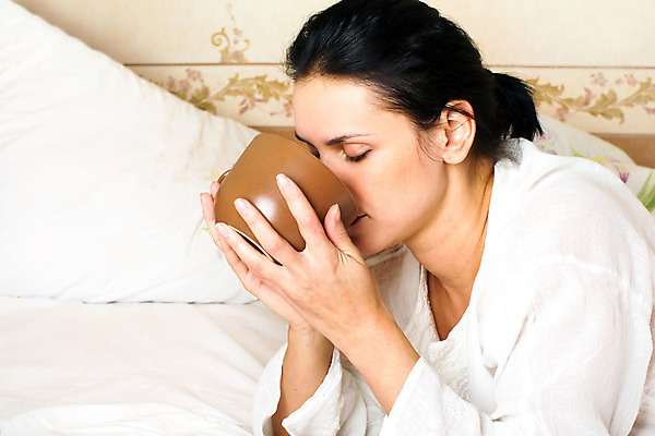 포토 JPG 해외이미지 백인 1 여자 얼굴 커피 음료 백그라운드 손가락 베개 아침 휴식 실내 한명 사람 성인 내부 컵 갈색 기쁨 침실 방 마시기 흰색 침대 잡기 닫기 손톱 컵받침 입술 팔 내추럴 거짓말 발톱 해외202004 해외포토 주간 서양인 식기 손 감정 컬러 가구 컨셉 침구 모션 발 신체부위 받침대 파일형식 이미지허브