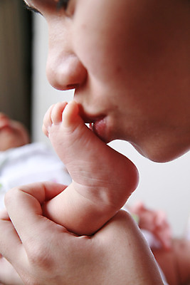 포토 JPG 해외이미지 백인 여자 딸 행복 아들 어린이 2 손가락 가족 발 놀이 엄마 키스 주택 갈색머리 함께함 사랑 한명 미소 사람 소년 성인 부모 흰색 침대 아기 신생아 잡기 달콤 작음 양발 천진난만 해외202004 해외포토 서양인 1 헤어스타일 손 남자 감정 컬러 가구 컨셉 관계 모션 표정 건물 신체부위 맛 크기 애정표현 파일형식 이미지허브