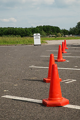 포토 JPG 해외이미지 공원 도로 교통시설 자동차 경고 안전 사람없음 우주 금지 만 위험 주차 장애인 사인 전쟁 보안 원뿔 장애 그만 해외202004 해외포토 도형 공공시설 길 육상교통 교통 컨셉 시설 파일형식 이미지허브