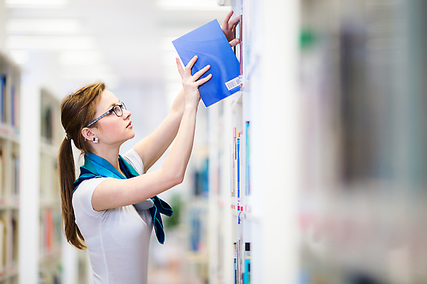 포토 JPG 해외이미지 백인 1 학생 여자 교육 행복 과학 책장 선반 실내 한명 사람 성인 10대 책 가로 스터디 상점 기쁨 작업 도서관 읽기 검색 대학교 문학 서점 줄서기 유일 해외202004 해외포토 서양인 감정 가구 학교 모션 청소년 내부 학습 파일형식 이미지허브