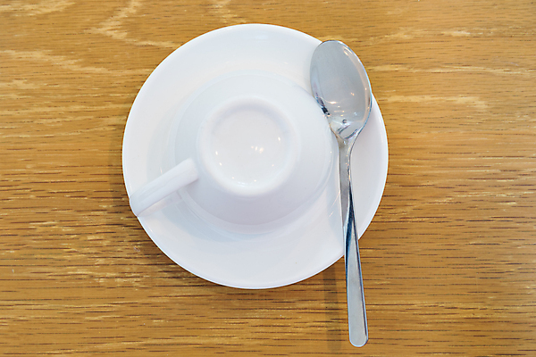 포토 JPG 해외이미지 접시 커피 음료 탁자 사람없음 컵 주방 숟가락 공백 카페 머그컵 흰색 도자기 정상 책상 오브젝트 단절 해외202004 해외포토 식기 컬러 가구 수저 상점 파일형식 이미지허브