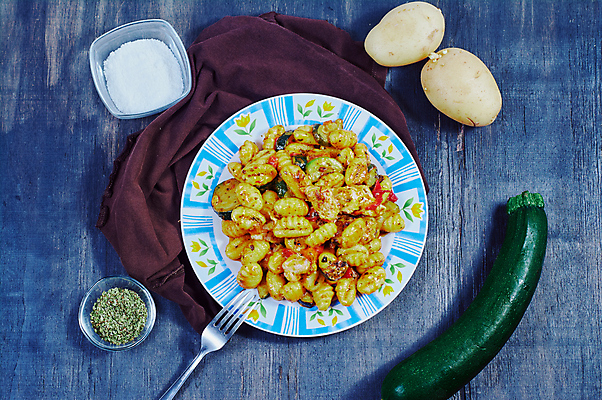 포토 JPG 해외이미지 식물 접시 음식 토마토 채소 파스타 요리 사람없음 빨간색 주방 식사 저녁식사 이탈리아 회색 신선 맛 인스턴트 굽기 지중해 허브 메인 준비 올리브 햄 지역 베이컨 무침 바질 캐서롤 탄수화물 핸드메이드 바이에른 해외202004 해외포토 식기 열매 유럽 바다 컬러 컨셉 서양음식 독일 육류 돼지고기 용기_그릇 구이 파일형식 이미지허브