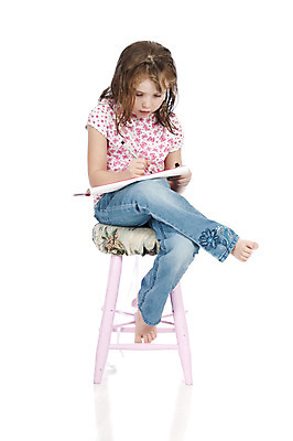 포토 JPG 해외이미지 모델 행복 종이 어린이 의자 한명 세로 펜 사진촬영 젖음 흰배경 그림 결백 고립 해외202004 해외포토 1 감정 가구 백그라운드 사람 필기구 촬영 흰색 파일형식 이미지허브