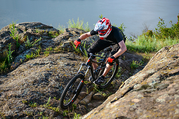 포토 JPG 해외이미지 라이프스타일 남자 산 한명 안전 사람 경사 성인 야외 강 자전거 승차 헬멧 언덕 라이더 선로 성인남자한명만 해외202004 해외포토 1 모션 생활 바이크 보호장비 남자한명만 성인남자만 파일형식 이미지허브