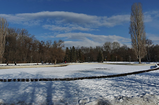포토 JPG 해외이미지 나무 구름 호수 겨울 하늘 사람없음 초록색 물 파란색 냉동 얼음 추위 숲 댐 서리 불가리아 해외202004 해외포토 자연요소 식물 계절 공공시설 컬러 파일형식 남유럽 이미지허브