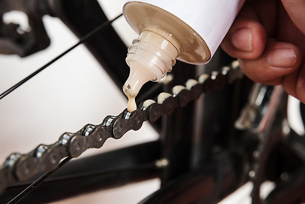 포토 JPG 해외이미지 직업 라이프스타일 손 백그라운드 산 사람없음 자전거 장비 흰색 바퀴 수리 청소 묘사 서비스 순환 고정 기어 유지 옛날 해외202004 해외포토 컬러 모션 생활 신체부위 바이크 파일형식 이미지허브