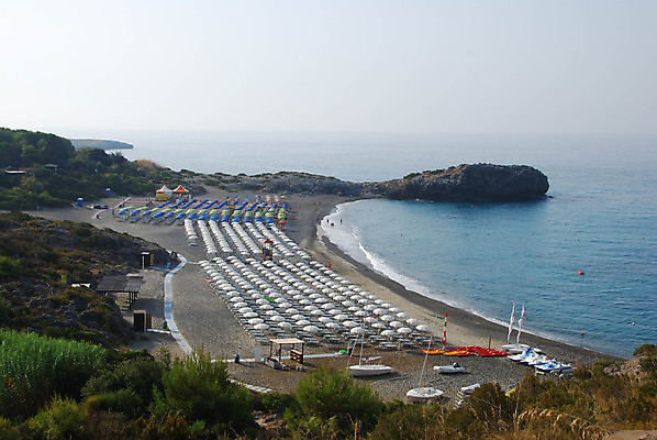 포토 JPG 해외이미지 모래 바다 여행 우산 자연 하늘 휴가 휴식 풍경 사람없음 야외 물 여름 태양 여행객 맑음 검은색 흰색 양산 푸켓 해외202004 해외포토 자연요소 계절 컬러 컨셉 태국 날씨 사람 생태계 파일형식 이미지허브