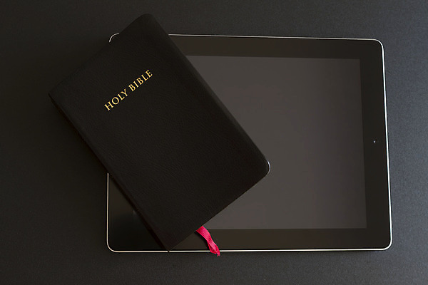 포토 JPG 해외이미지 기독교 종교 통신 사람없음 책 컴퓨터 터치패드 알약 디지털 성경 천주교 기도 예수 영혼 휴대용 무선전화기 전자 증거 신성 패드 터치스크린 해외202004 해외포토 종교용품 전자제품 약 신_종교 전화기 오브젝트 파일형식 이미지허브