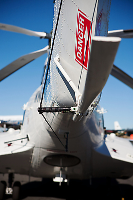 포토 JPG 해외이미지 컨셉 날개 비행기 경고 사람없음 헬리콥터 위험 항공 꼬리 남아프리카 해외202004 해외포토 항공교통 아프리카 대중교통 파일형식 이미지허브
