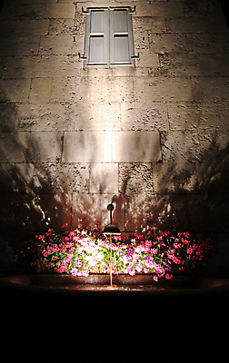 포토 JPG 해외이미지 공원 꽃 음료 벽 이동 건축양식 창문 모션 전등 그림자 사람없음 야외 물 빛 반사 정원 활발 젖음 흐름 액체 떨어짐 매끈함 야간 시원함 받침대 분수 슛 부드러움 분무기 셔터 블러 해외202004 해외포토 자연요소 식물 공공시설 건축 컨셉 조명 감각 파일형식 이미지허브