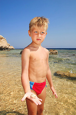 포토 JPG 해외이미지 1 어린이 모래 파도 바다 장난 자연 놀이 하늘 휴식 한명 사람 소년 물 여름 파란색 금발 햇빛 젖음 껍질 잡기 작음 수평선 해외202004 해외포토 자연요소 헤어스타일 계절 남자 컬러 컨셉 모션 태양 크기 생태계 파일형식 이미지허브